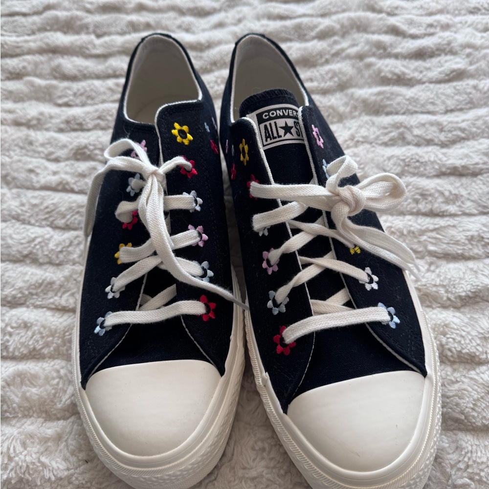 Converse Women’s Platform Floral Embroidered Low Top Sneakers NWOT